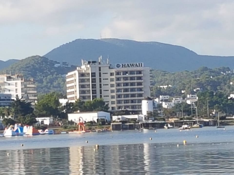 Hotel von San Antonio aus gesehen NYX Hotel Ibiza - adults only