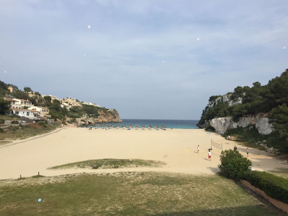 Blick vom Restaurant zum Strand Flipflop Cala Romantica