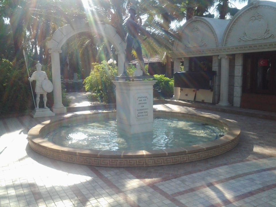 Eine vieler Staturen Hotel Yetkin