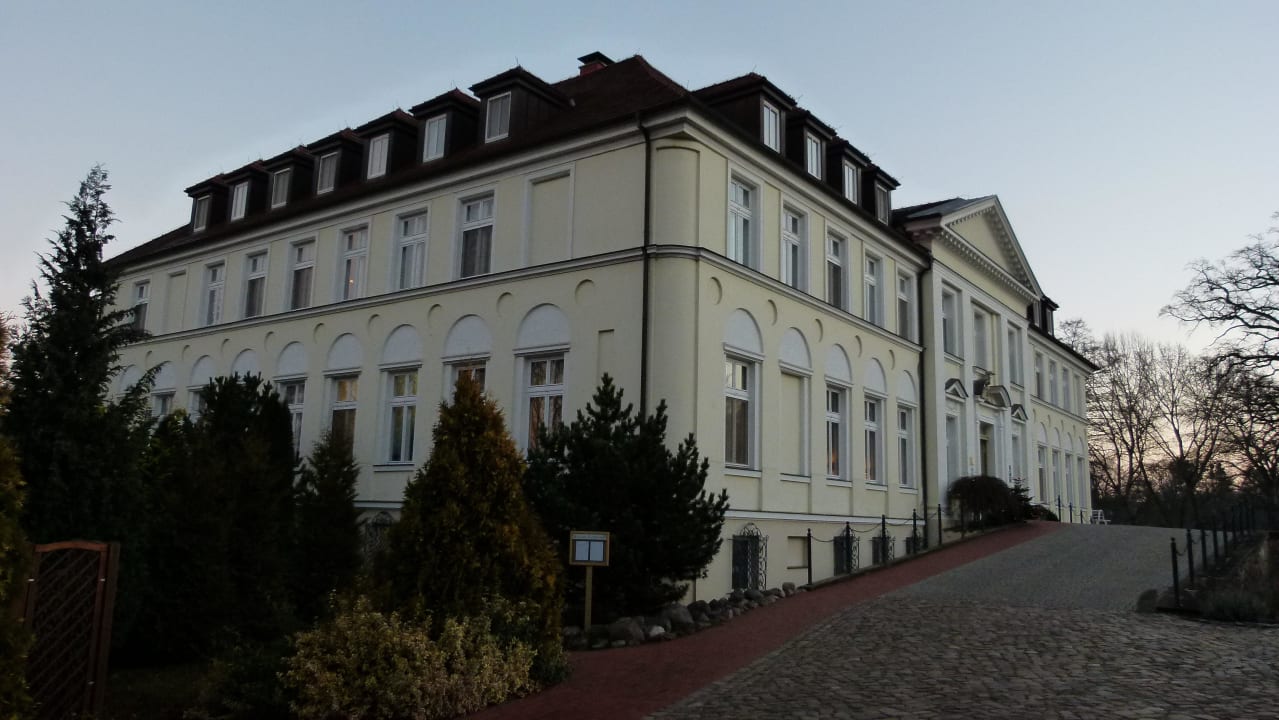 Das Hauptgebäude im Morgenlicht Seeschloss Schorssow