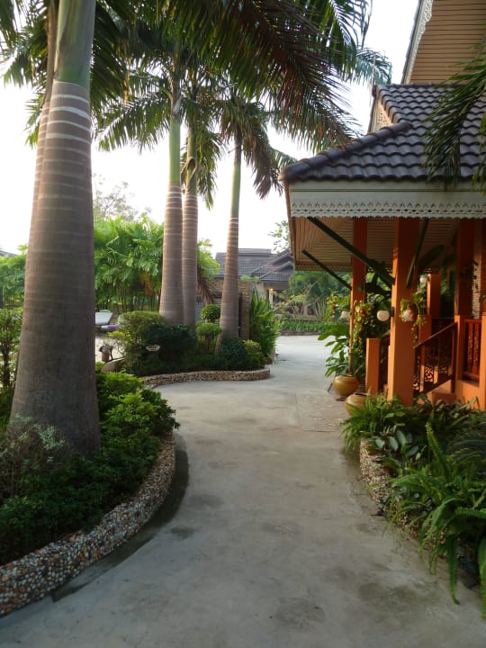 Weg zum Bungalow Hotel Le Charme Sukhothai Resort