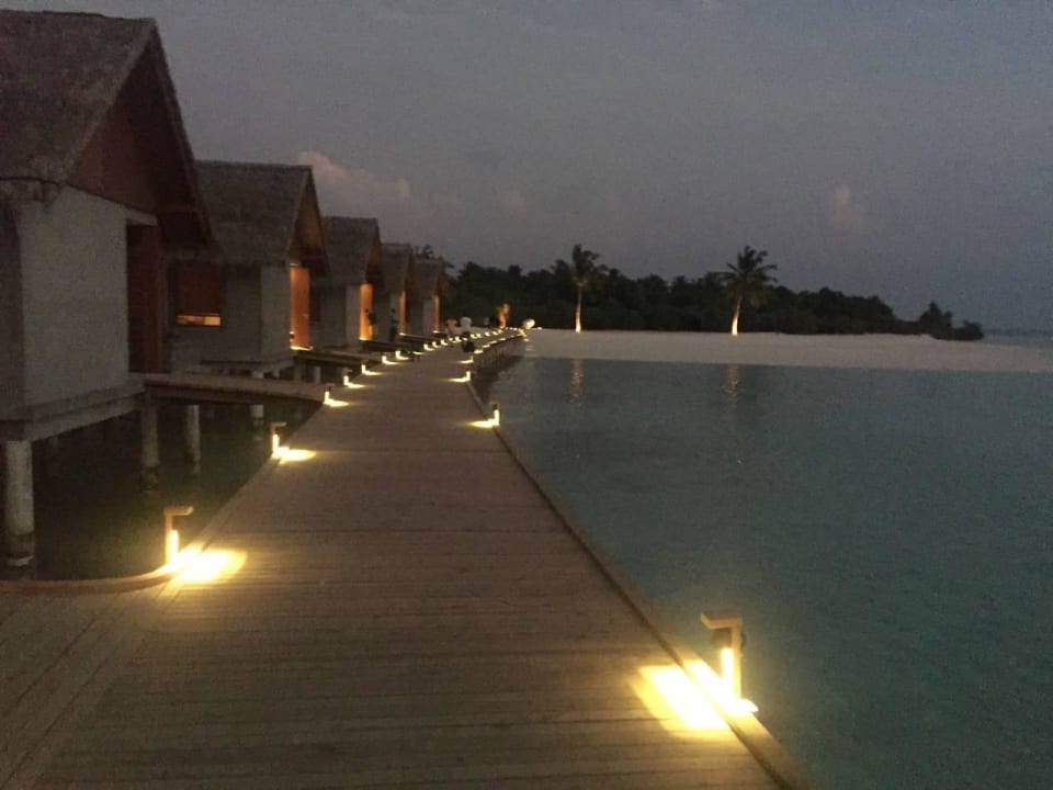 Wasserbungalow am Abend Furaveri Maldives