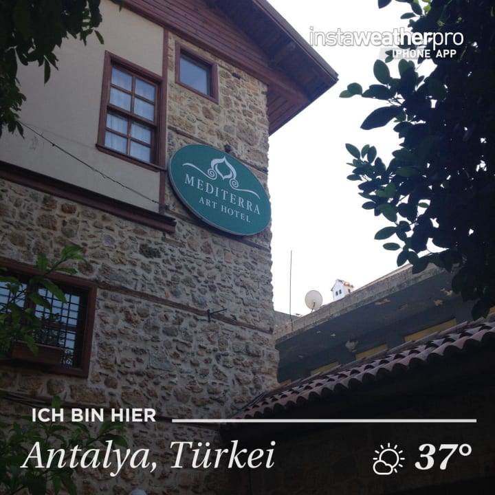 Am Ausseneingang zum Hotel  Mediterra Art Hotel