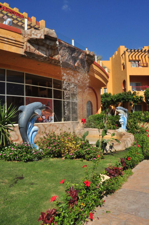 Wodospad na budynku recepcji Rehana Royal Beach Resort Aqua Park & Spa