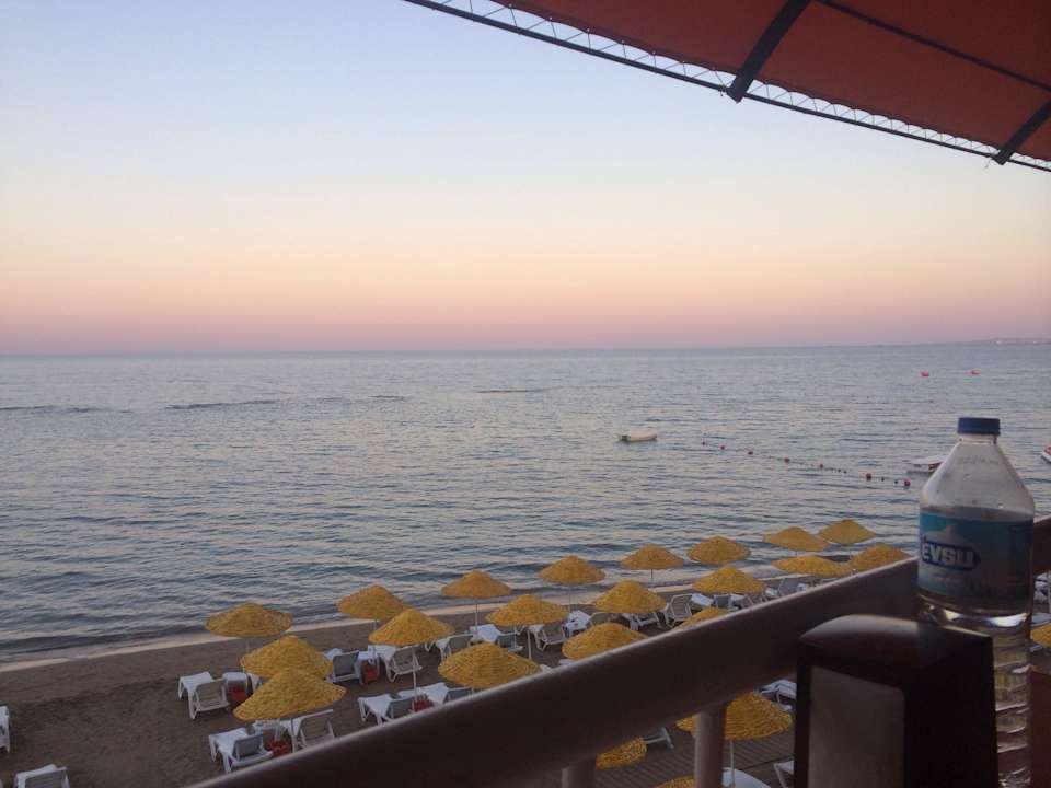 Blick beim Essen Sonnenuntergang Salamis Bay Conti Resort Hotel & Casino