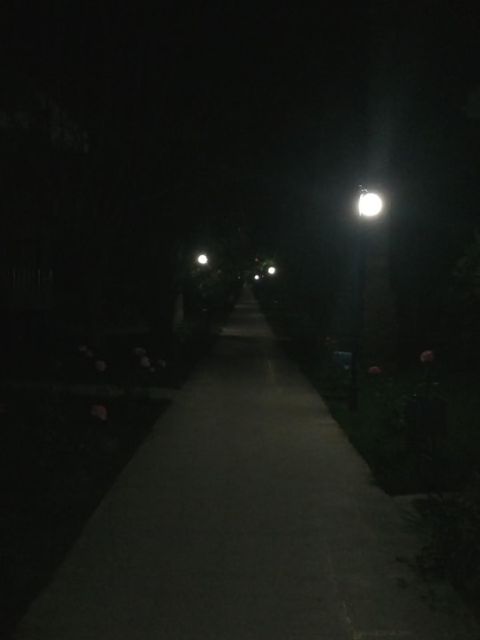 Weg durch Apartments vom Hotel zum Restaurant Hotel Sirma