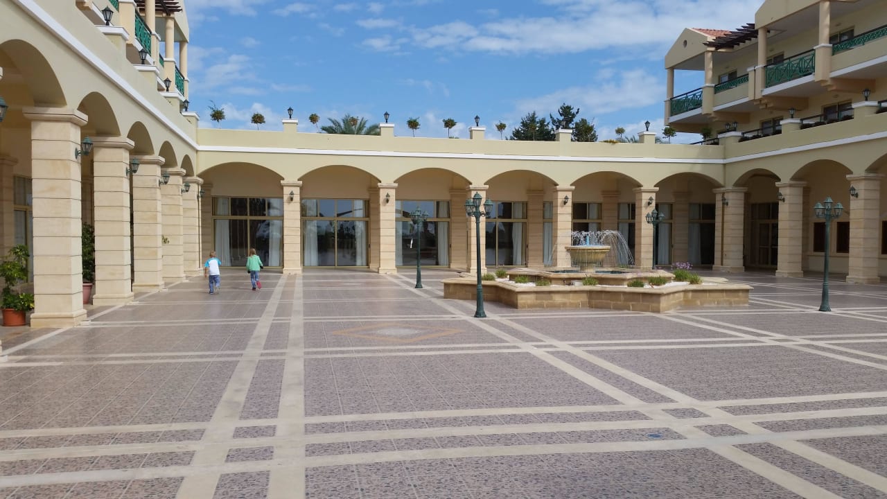 Die große Terrasse der Rezeption Lindos Princess Beach Resort & Spa
