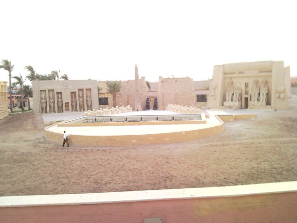 nachgestellte Sehenswürdigkeiten Pickalbatros Alf Leila Wa Leila Resort - Neverland Hurghada