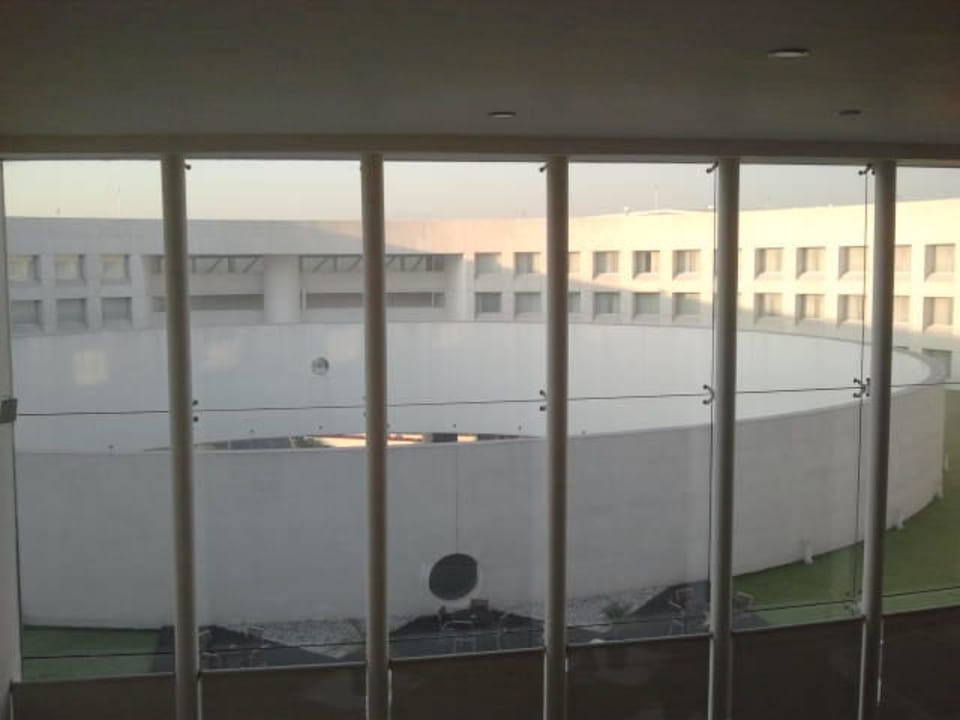 Blick aus dem Hotel in den Innenhof NH Collection Mexico City Airport T2