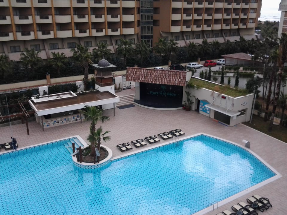 Ausblick vom Balkon zum Pool Port Side Resort Hotel