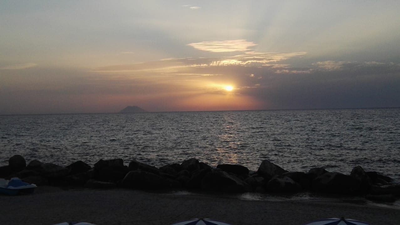 Sonnenuntergang mit Blick auf den Stromboli Hotel Club Torre Marino