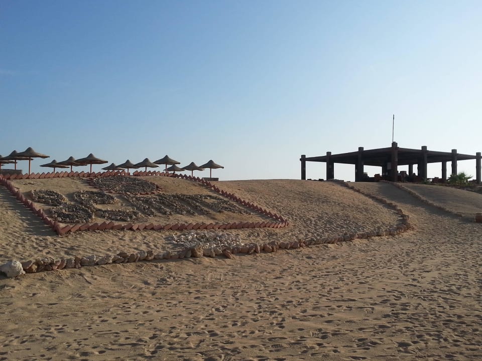 Laguna-Bar mit Gemma Schriftzug im Sand Gemma Resort