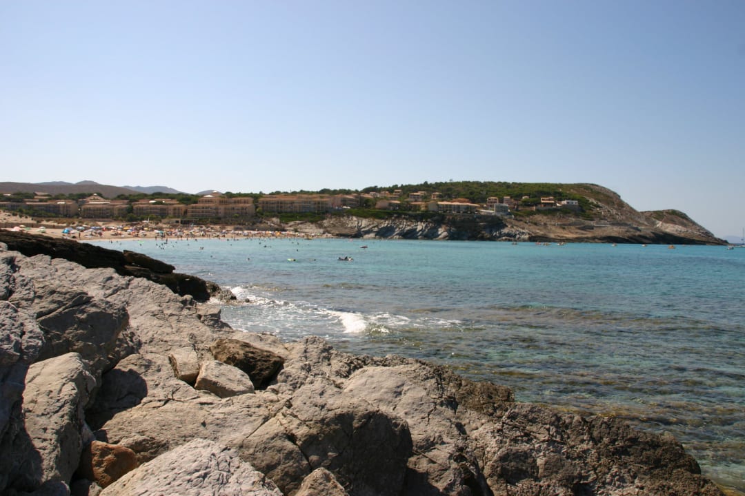 Vom anderen Ende der Bucht mit Blick auf das Hotel VIVA Cala Mesquida Resort & Spa