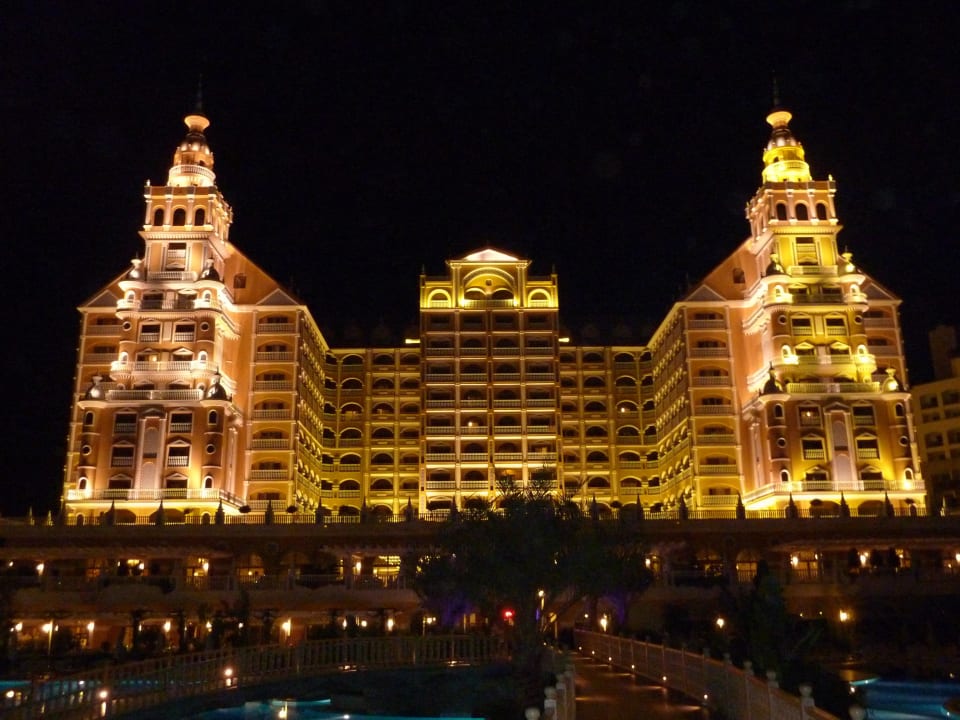 Hotelanlage bei Nacht Royal Holiday Palace
