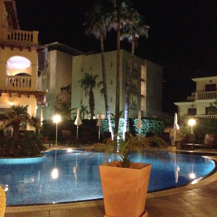 Pool am Abend Villa Chiquita