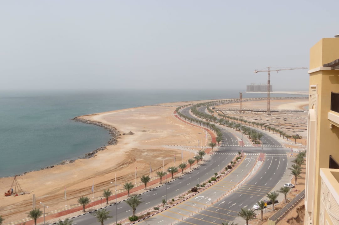 Auf die Straße vorm Hotel DoubleTree by Hilton Resort & Spa Marjan Island