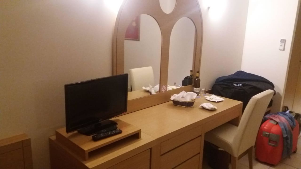 Schreibtisch mit TV und DVD-Player Hotel Kalithea Horizon Royal