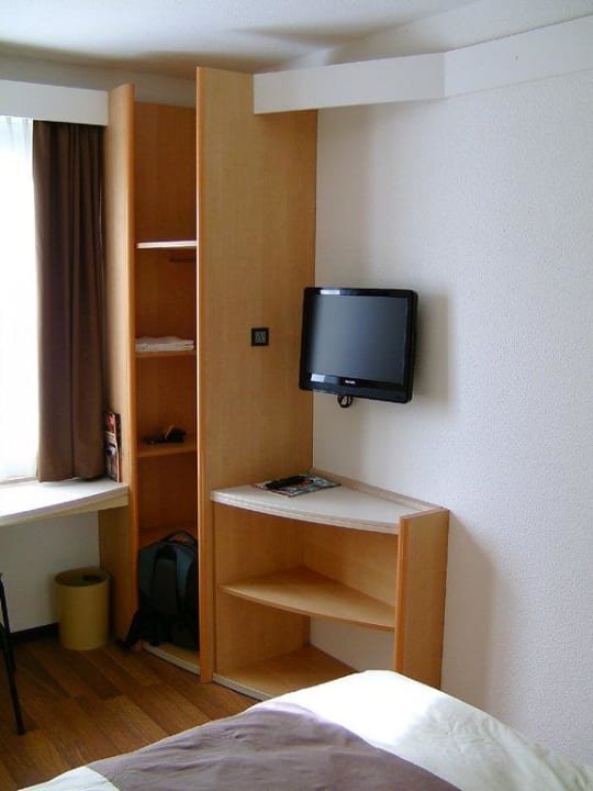 Zimmer - TV, Schrank McDreams Hotel Stuttgart-City