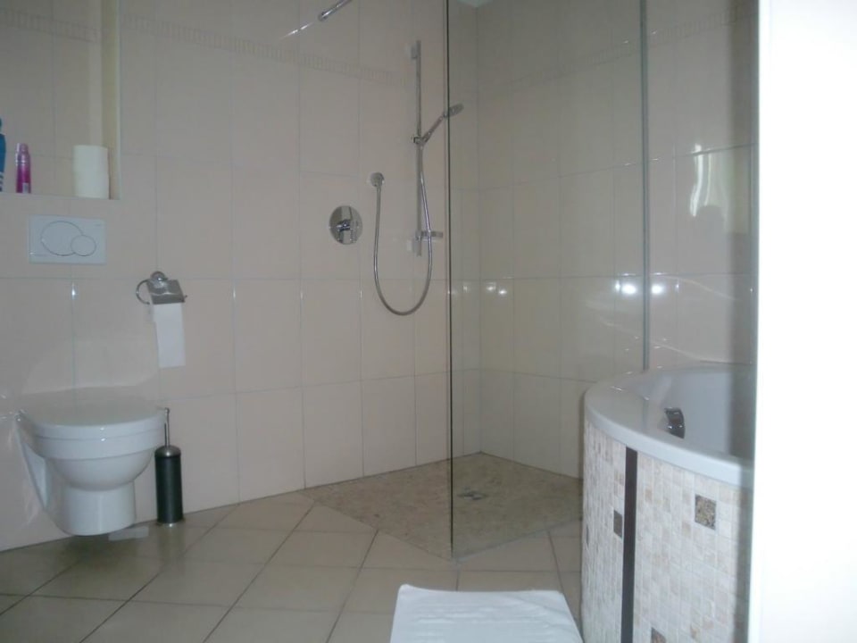 Badezimmer (Zimmer 315) Hotel Central