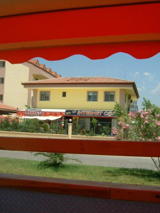 Kleiner Markt und Internet-Cafe dirket neben Hotel Silver Hotel