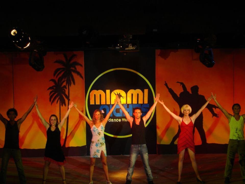 Animation im Theater Golden Beach Resort