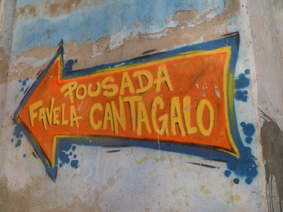 Hinweisshild Hotel Pousada Favela Cantagalo