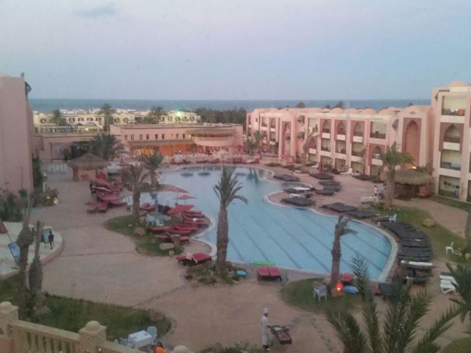 Durch die Schmierscheibe fotografiert Lella Meriam Hotel & Club