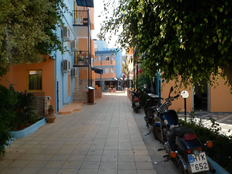 Weg zur Bar Hotel Happy Days