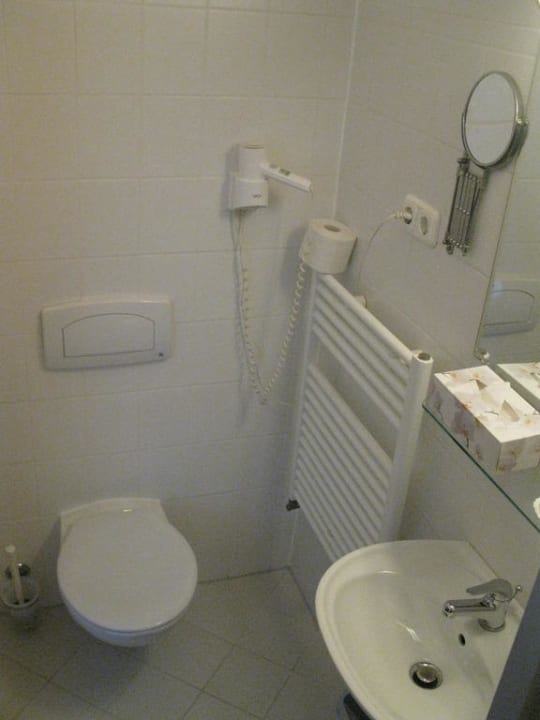 Das Bad des Doppelzimmers Hotel Atrium Charlottenburg