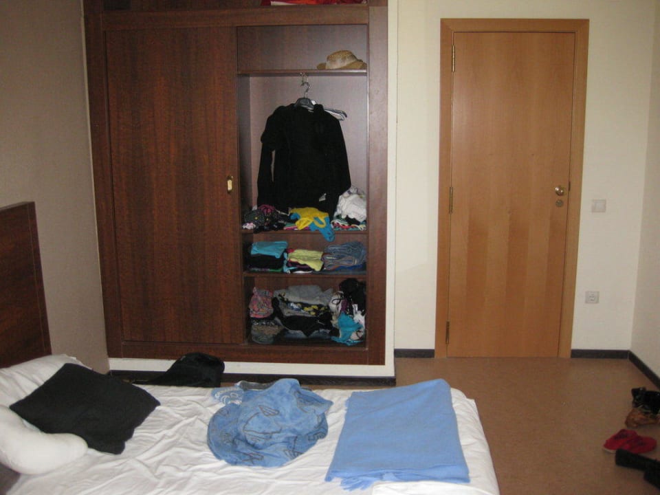 Kleiderschrank Hotel Caribe Youth Only