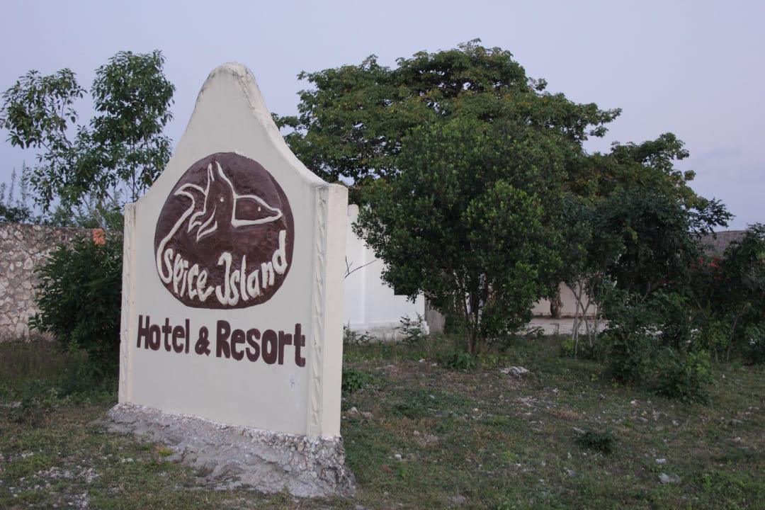 Hinweisschild am Straßenrand Spice Island Hotel & Resort