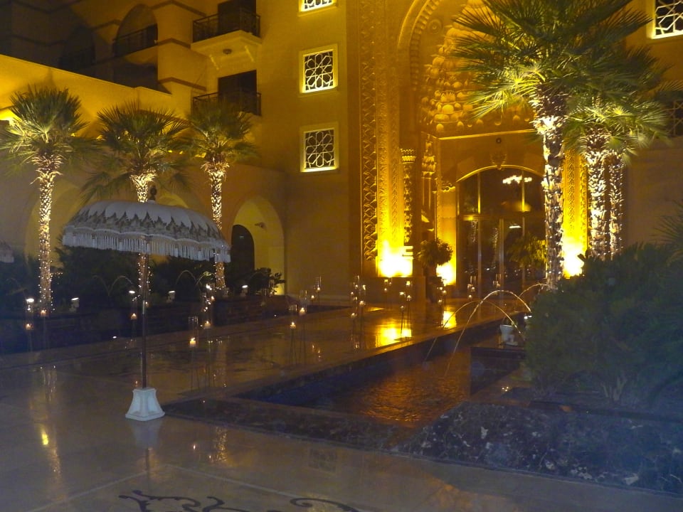 Hoteleingang in der Nacht Jumeirah Zabeel Saray