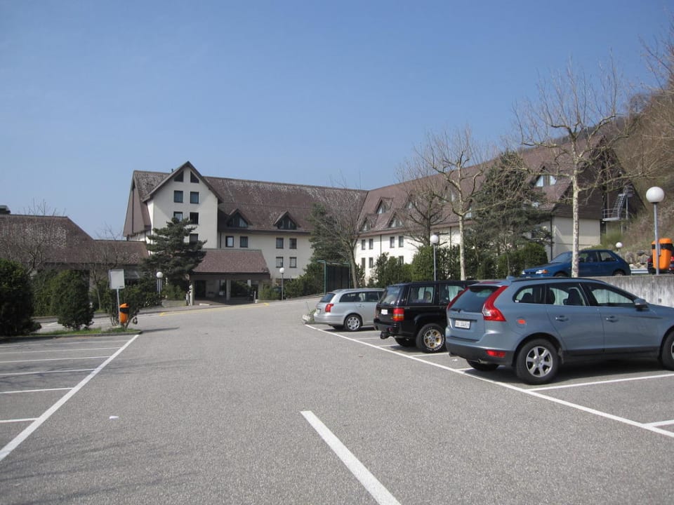 Parkplatz mit Hotel im Hintergrund Mövenpick Hotel Egerkingen
