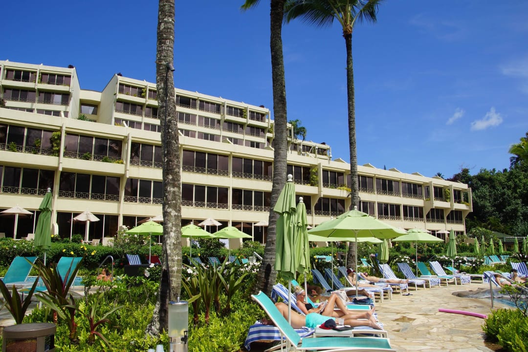 Sicht auf Hotel vom Pool/Meer Hotel St. Regis Princeville