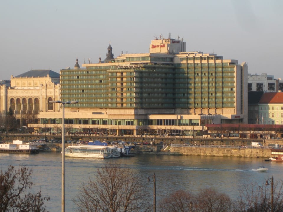 Blick vom Freiheitsdenkmal auf das Hotel Hotel Marriott Budapest