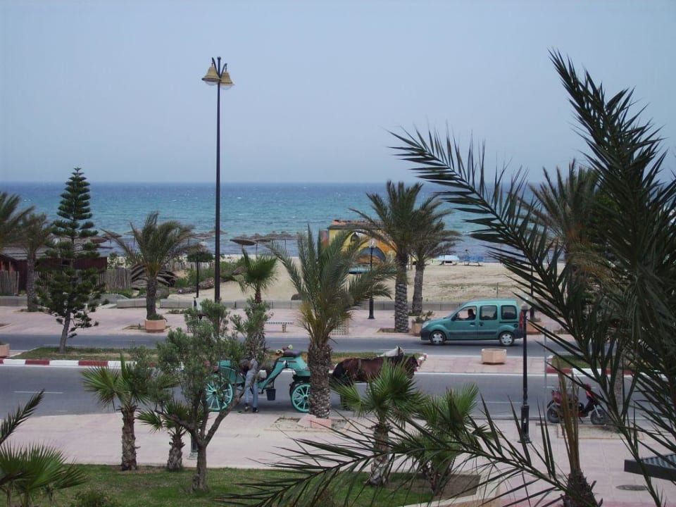 Strand/Straße vor dem Hotel Medina Solaria & Thalasso