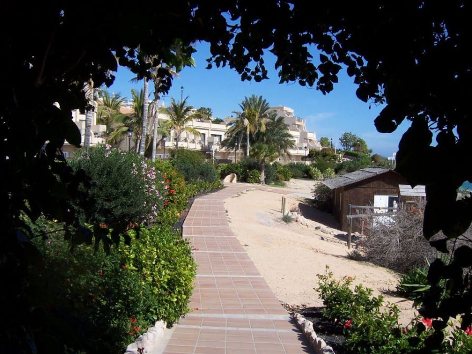 Der Weg vom Strand ins Hotel SBH Hotel Taro Beach