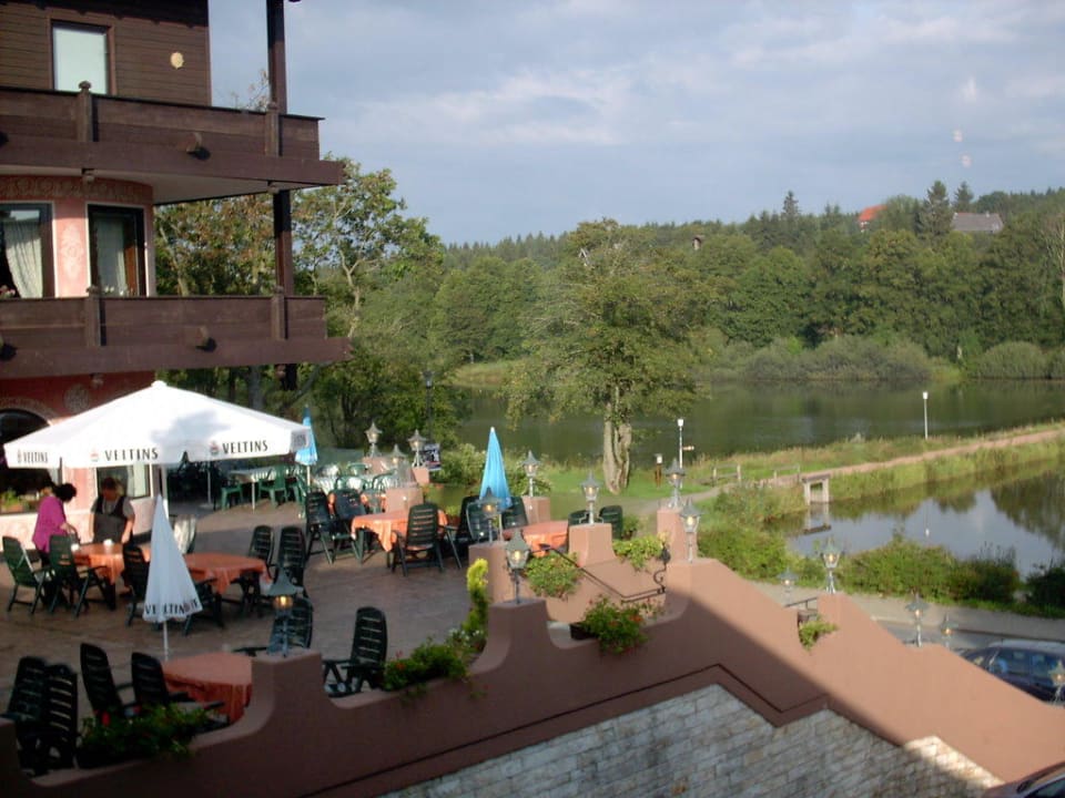 Sonnenterrasse mit Cafe und Ausblick auf den See Hotels am Kranichsee
