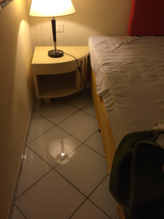 Wassereinbruch neben dem Bett Hotel Bella Costa
