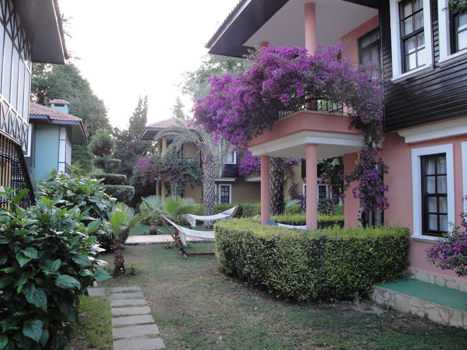 Bungalows in der Gartenanlage Club Dizalya