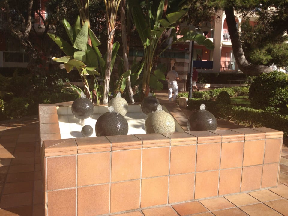 Schönes Wasserspiel in der Gartenanlage Grupotel Alcudia Pins