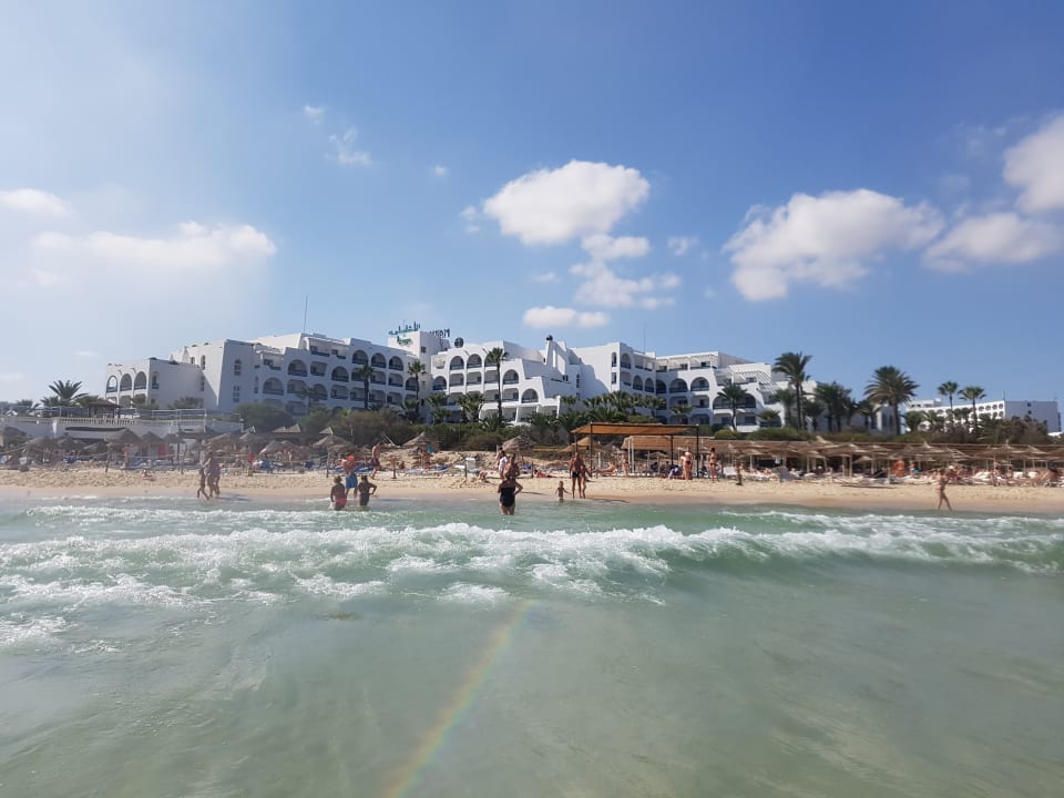 Blick vom Meer auf das Hotel Hotel Marhaba Beach