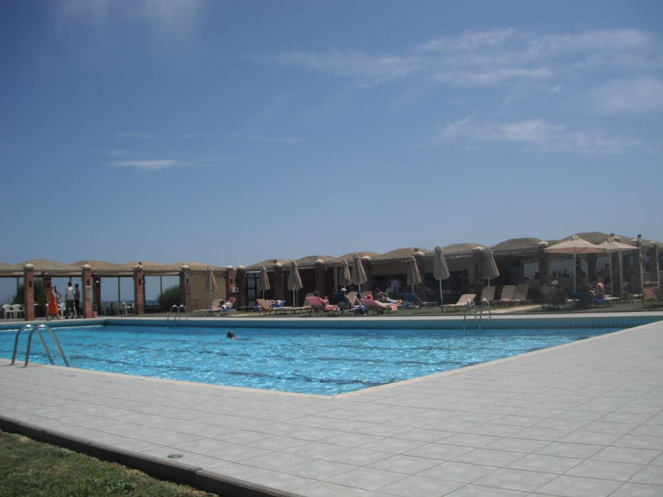 Pool mit der Poolbar dahinter Civitel Creta Beach