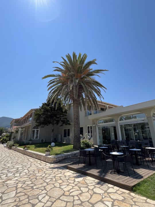 Außenansicht Acharavi Beach Hotel