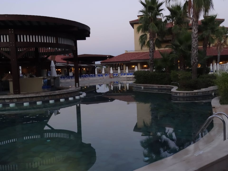 Pool am Abend Club Grand Aqua