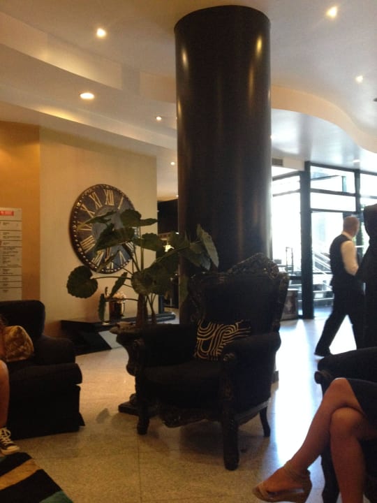 Uhr an der Wand der Lobby Hotel Mundial