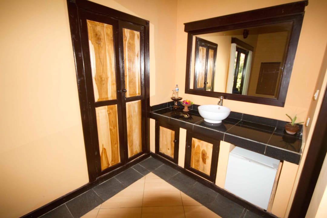 Waschtisch und Einbauschrank Tirtasari Bungalows