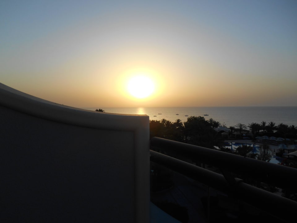 Sonnenuntergang Hotel Le Meridien Al Aqah Beach Resort