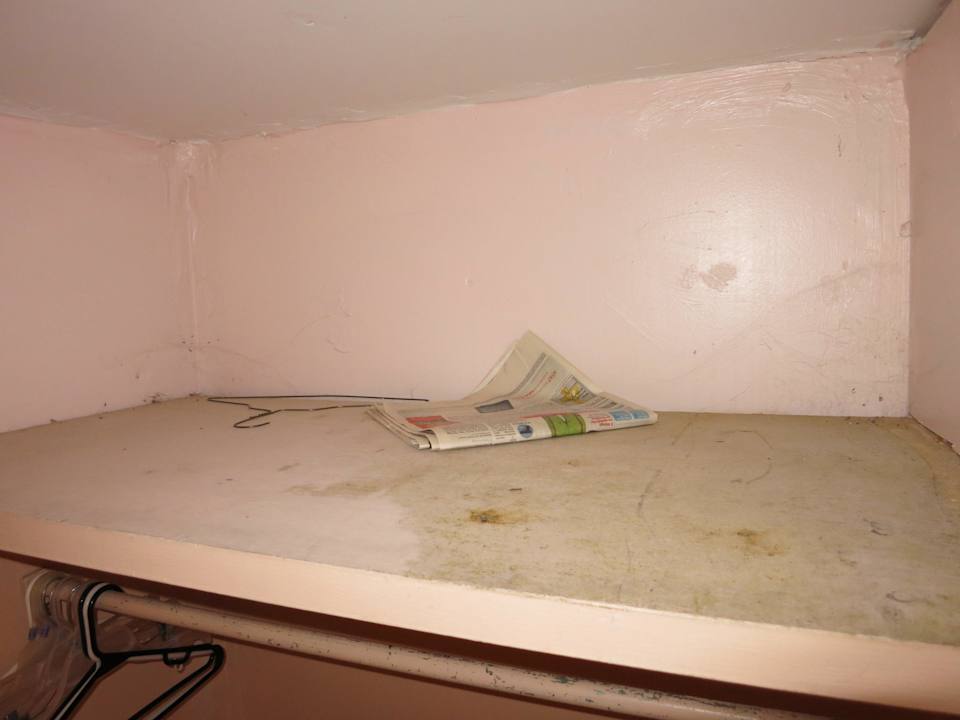 Dreckiges Regal Motel Conty's