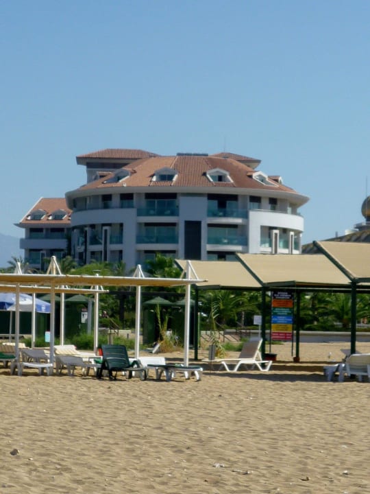 Strand inklusive Hotel im Hintergrund Sunis Evren Beach Resort Hotel & Spa